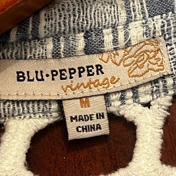 Blu Pepper Stitch Fix Gray Striped Tie Front Top Crop Crochet Sz M Open Back - Picture 7 of 8